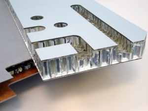 Panneau sandwich constitué d’un noyau structure nid d’abeilles et de deux peaux en aluminium.