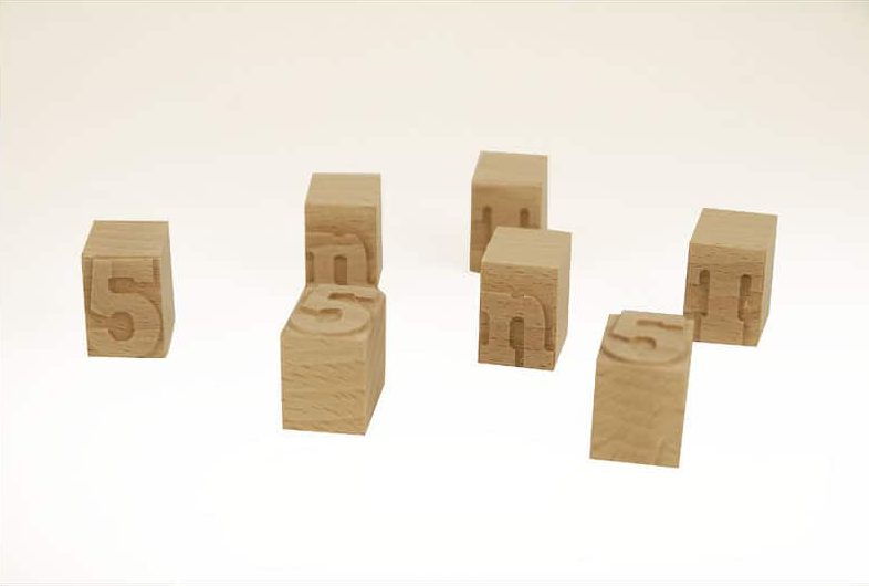 Dés en bois gravés, chiffres et lettres