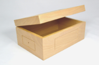 Coffret folding hêtre verni, avec zones prévues pour incrustation de pièces cuir et métal.