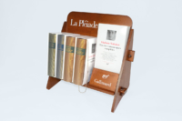 Présentoir de livres en hêtre massif teinté et verni. Livré à plat. Sérigraphie 1 couleur.