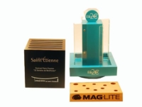 Présentoirs pour livres, dépliants et lampes-torches.
