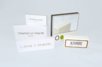 Rappels de marque. Base MDF, laquage blanc satiné et brillant. Sérigraphie et miroir.